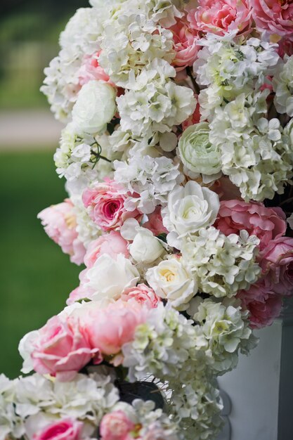 Guirnalda de rosas rosas y blancas y peonías