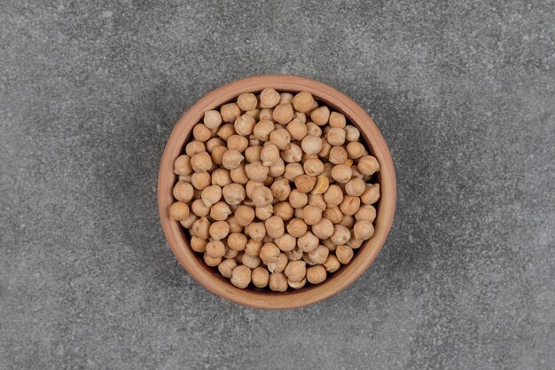 Guisantes amarillos crudos en un tazón de madera.