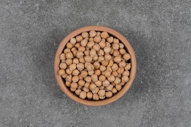 Guisantes amarillos crudos en un tazón de madera.