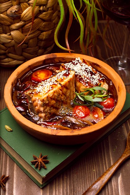 Guiso de carne con verduras, tomates. Sopa de gulash en un libro