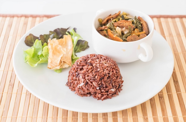 Foto gratuita guiso de vegetales chinos y tofu con arroz de baya