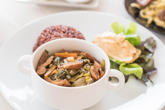 Guiso de vegetales chinos y tofu con arroz de baya