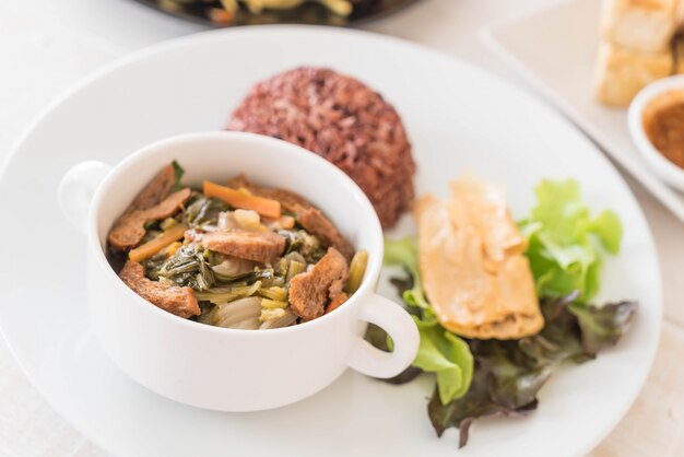 Guiso de vegetales chinos y tofu con arroz de baya