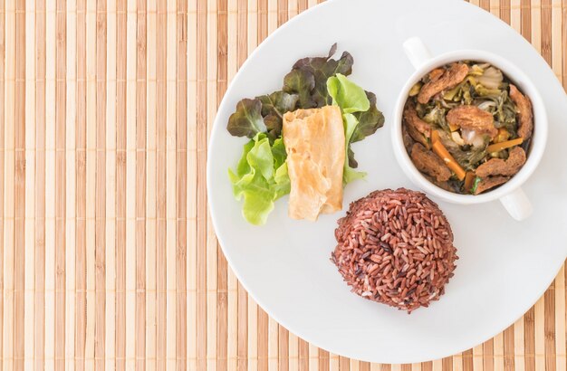 Guiso de vegetales chinos y tofu con arroz de baya