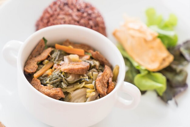 Guiso de vegetales chinos y tofu con arroz de baya