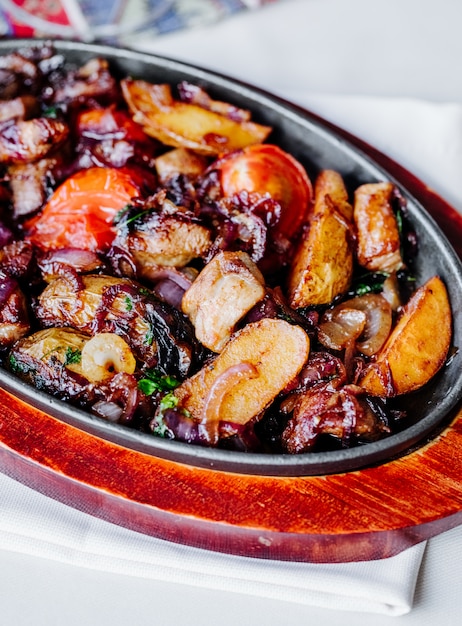 Foto gratuita guiso de verduras y carne dentro de una sartén negra.