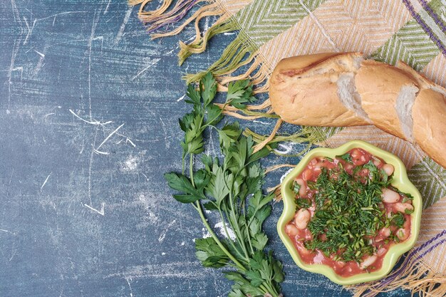 Foto gratuita guiso de verduras con pan blanco.