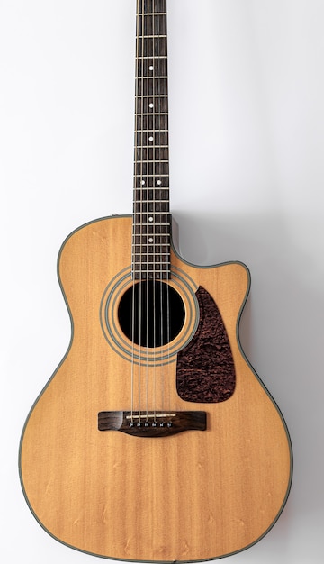 Guitarra acústica en un espacio de copia de vista superior de fondo blanco