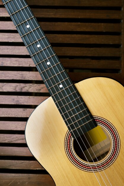 Guitarra acústica en un piso de madera