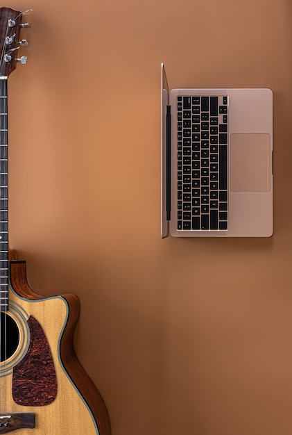 Guitarra acústica y portátil en un espacio de copia de vista superior de fondo marrón