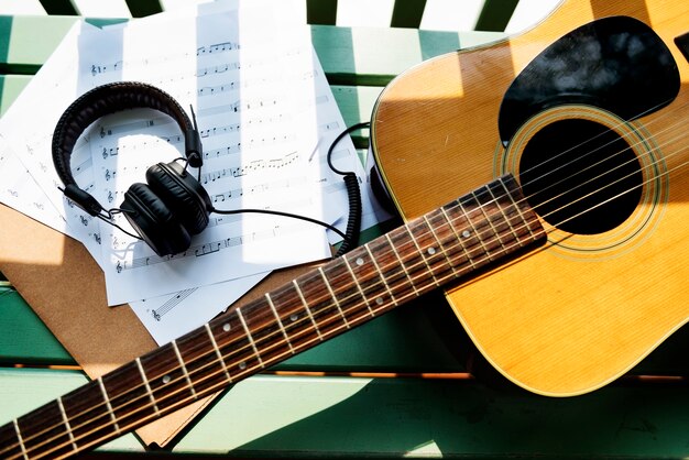 Una guitarra y auriculares.