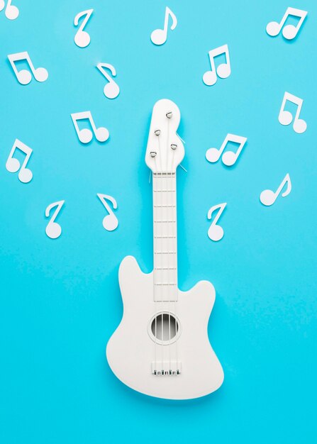 Guitarra blanca con notas musicales