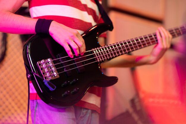 Guitarra eléctrica en un evento local.