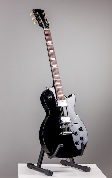 Guitarra eléctrica sobre fondo gris