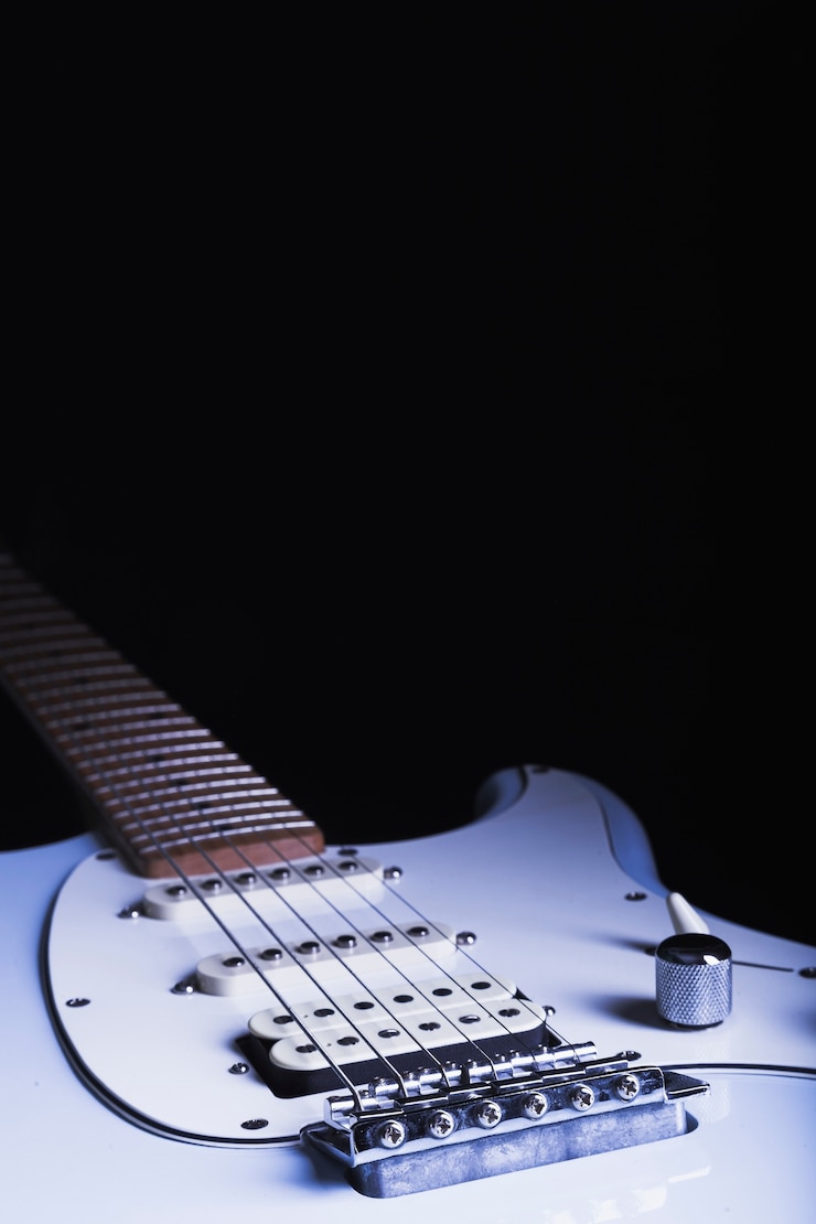 Foto gratuito guitarra eléctrica sobre fondo negro