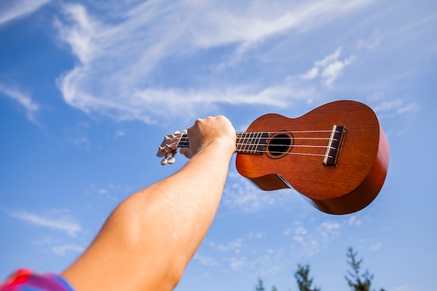 Foto gratuita la guitarra de ukelele se mantiene en el aire