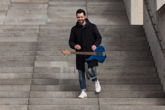 Guitarrista bajando escaleras