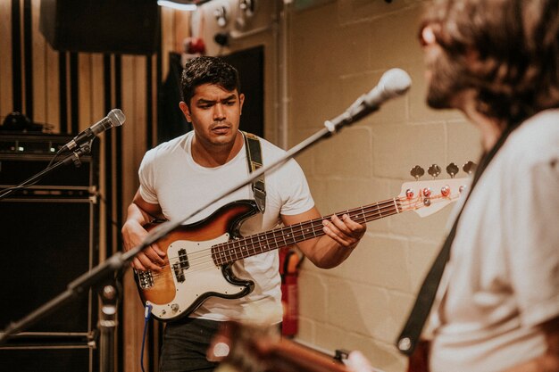 Guitarrista de la banda de música realizando repetición en el estudio de grabación