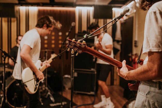 Guitarrista de la banda de música realizando repetición en el estudio de grabación