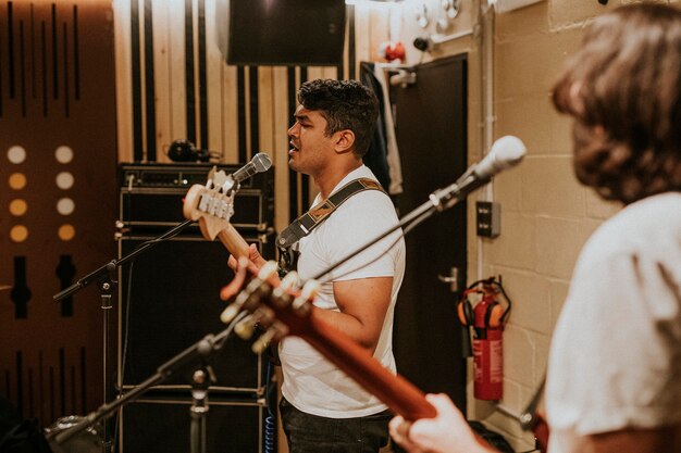 Guitarrista de la banda de rock realizando repetición en estudio de grabación