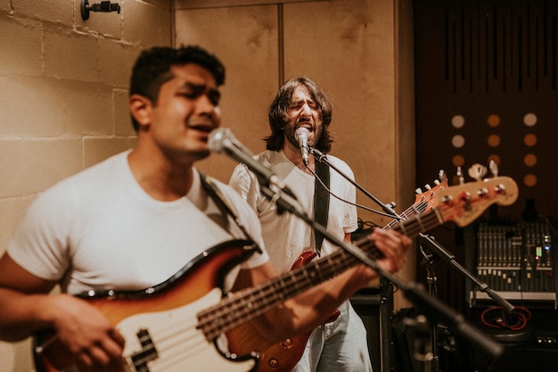 Guitarrista de la banda de rock realizando repetición en estudio de grabación