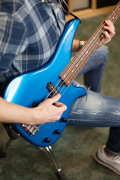 Guitarrista con guitarra azul vista lateral