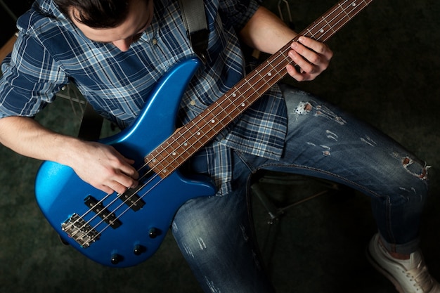 Guitarrista con guitarra azul vista superior
