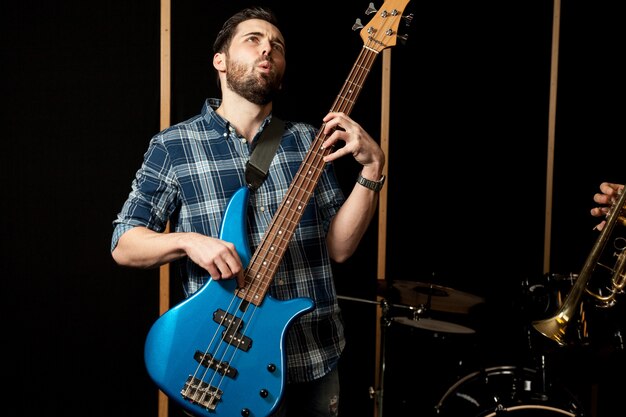 Guitarrista masculino en el escenario