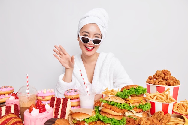 Gula de estilo de vida poco saludable y nutrición dañina. Mujer asiática joven positiva