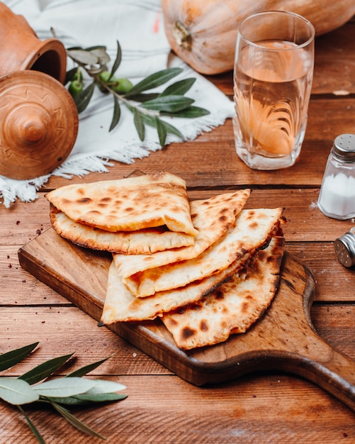 Gutab con carne en una tabla de madera