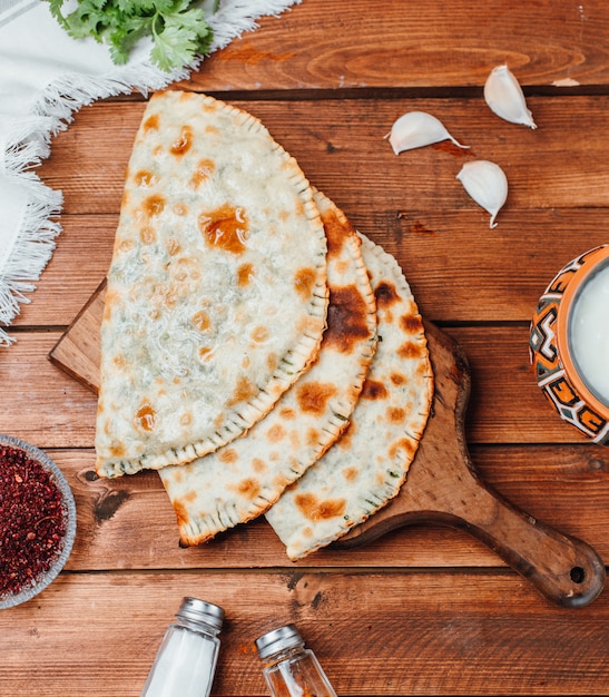 Gutab con carne en una tabla de madera