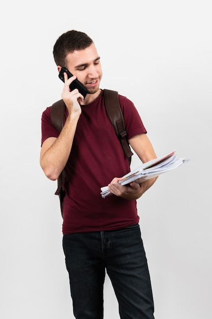 Guy hablando por su teléfono y sosteniendo notas