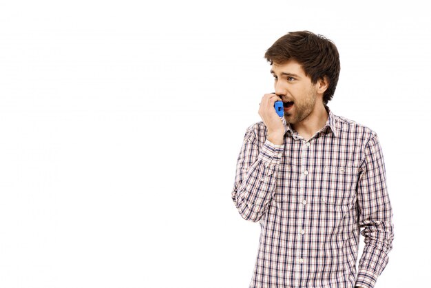 Guy hablando por walkie-talkie