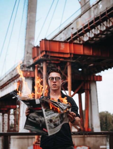 Guy lee un periódico en llamas