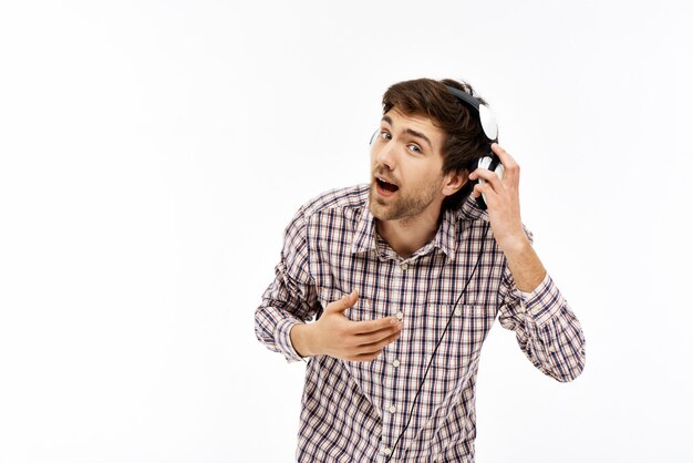 Guy no puede escuchar mientras en los auriculares escuchas música