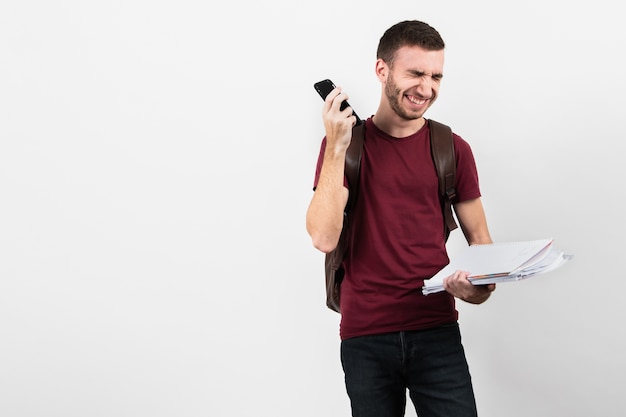 Foto gratuita guy riendo y sosteniendo su teléfono