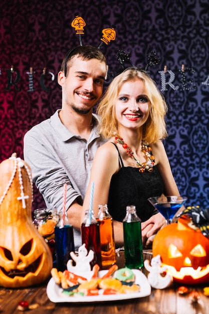 Guy y su niña sonriendo en Halloween