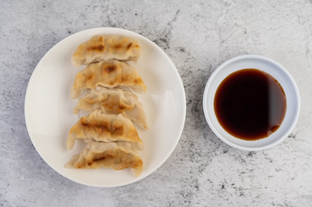 Foto gratuita gyoza en un plato blanco.