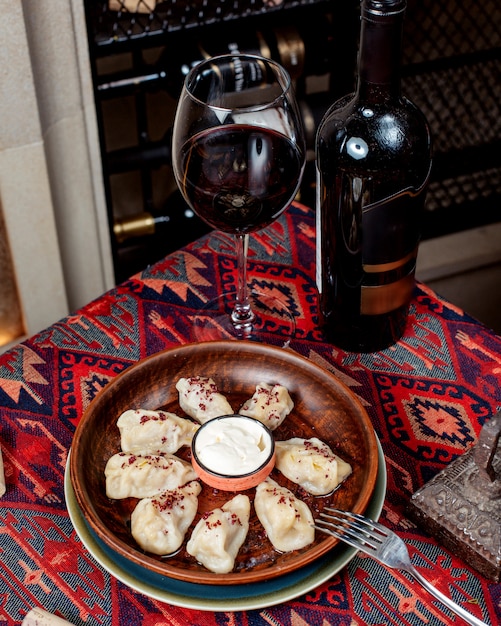 Gyurza khingal con barbería seca y vino tinto