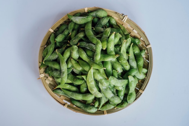 haba de Japón de edamame en la cesta