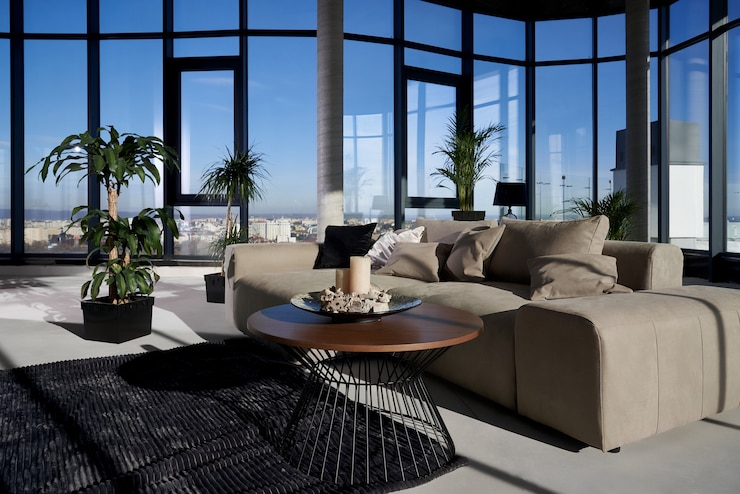 Foto gratuito habitación amplia y moderna con gran ventanal