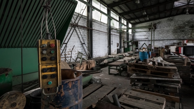 Habitación desordenada llena de basura de un edificio abandonado