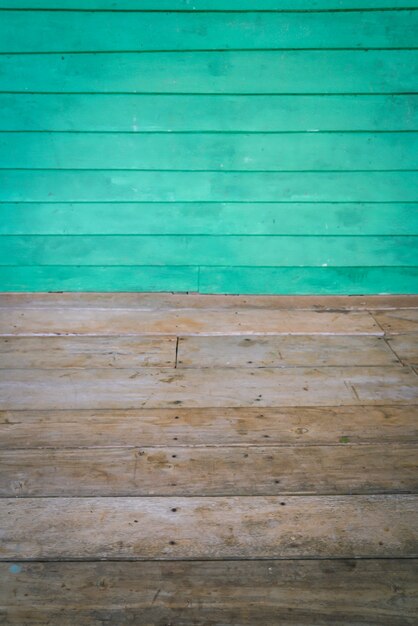 Habitación dimensiones con una pared de madera con paneles y piso de madera.