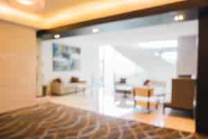 Foto gratuita habitación espaciosa con alfombra en tonos marrones