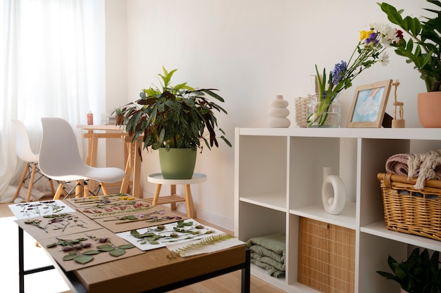 Foto gratuita habitación con muebles para prensar flores.