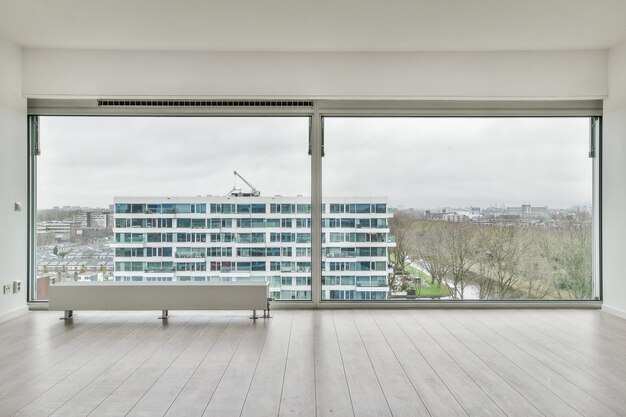 Habitación vacía con suelo laminado y ventanas francesas