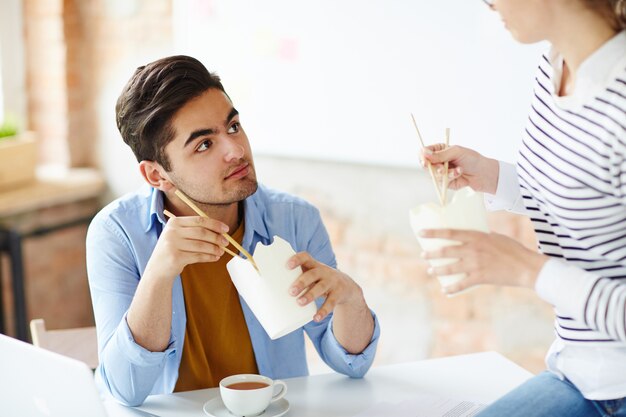 Hablando a la hora del almuerzo