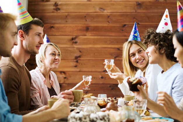 Hablar por mesa de cumpleaños