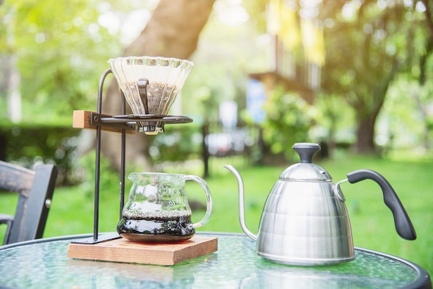 Hacer café por goteo en una cafetería vintage con jardín verde naturaleza