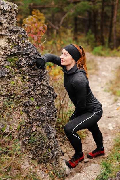 Foto gratuita hacer ejercicio al aire libre y descansar